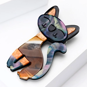 Détail de la broche chat en acétate avec motifs marbrés violets et ambrés en couches