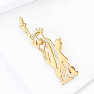 Broche Statue de la Liberté dorée au design ajouré avec finition métal poli
