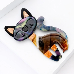 Détail de la broche en forme de chat avec textures marbrées et paillettes