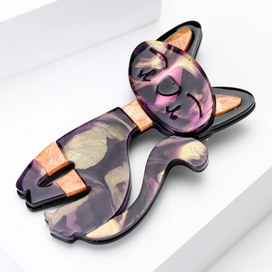 Détail de la broche chat en acrylique marbré violet avec des accents pailletés