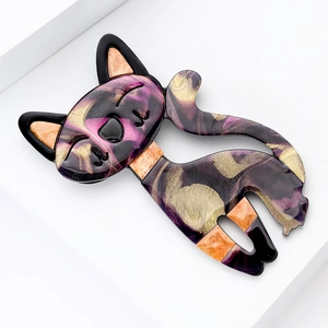Détail d'une broche chat en acétate marbré avec texture sable violet et doré