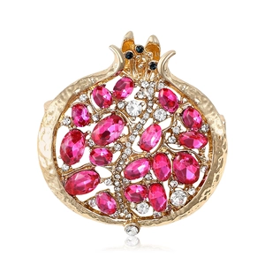Broche grenade raffinée sertie de cristaux roses et blancs sur monture dorée
