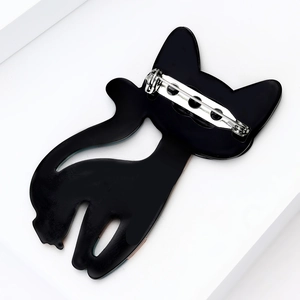 Vue détaillée du dos de la broche chat en acrylique noir avec épingle de sécurité