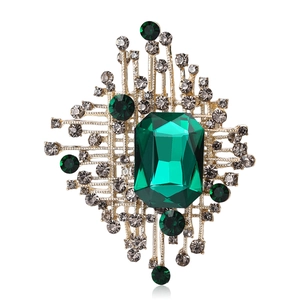 Elegante spilla in cristallo taglio smeraldo con griglia geometrica dorata e strass