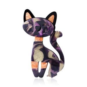 Broche chat en acrylique avec texture marbrée violette et détails scintillants pour femme