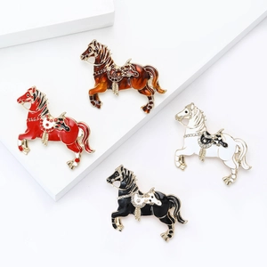 Vintage Alloy Horse Brooch For Women Enamel Animal Pin With Rhinestones Elegant Fashion Suit Coat Jewelry Accessories