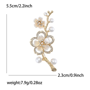 Spilla floreale elegante con perle e cristalli in finitura dorata, 5,5cm x 2,3cm