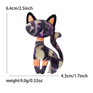 Broche chat en acrylique avec texture marbrée violette montrant les dimensions et le poids