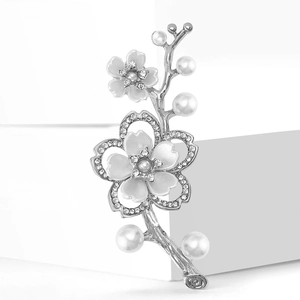 Elegante spilla bouquet di fiori argentati con perle bianche e strass di cristallo lucidi