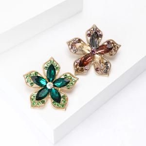 Broches fleurs élégantes en or avec des strass colorés et des cristaux scintillants
