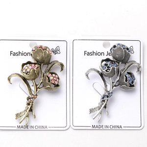 Dettaglio di spille vintage a bouquet con strass di cristallo rosa e blu brillanti