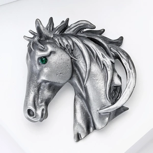 Vue détaillée de la broche tête de cheval en argent rétro avec crinière et œil en pierre verte