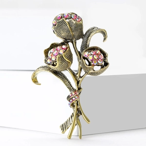 Spilla a fiori vintage in bronzo con strass rosa cangianti e dettagli minuziosi