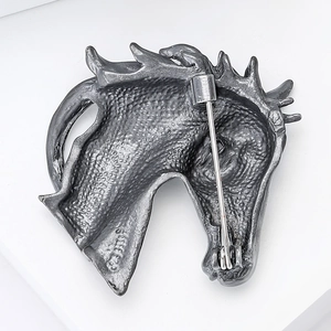 Vue détaillée du dos de la broche tête de cheval avec gravure et fermoir de sécurité
