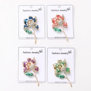 Vue détaillée de quatre broches hibiscus en émail coloré avec perles et cristaux fins