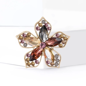 Élégante broche fleur évidée en or avec cristaux marquises aux tons fumés et champagne