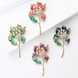 Broches fleurs d'hibiscus dorées élégantes avec pétales en émail et perles en quatre couleurs