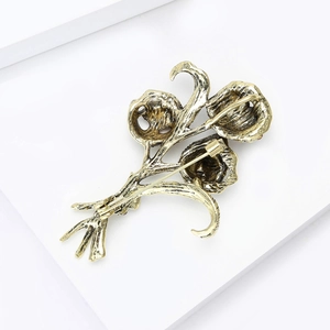 Spilla bouquet di rose retrò in lega dorata con strass e finitura in metallo vintage
