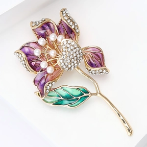 Détail de la broche fleur avec pétales en émail violet, cristaux et perles