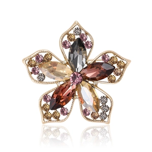 Broche Fleur à Cinq Pétales en Alliage de Luxe avec Strass pour Femme Design de Plante Creuse Élégante Épingle de Corsage Florale Plaquée Or