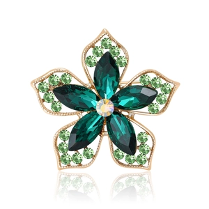 Élégante broche fleur à cinq pétales dorée avec cristaux verts et strass