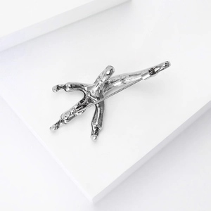 Détail macro de broche griffe d'oiseau avec fini argent vintage et fermoir à épingle