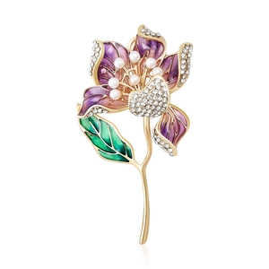 Broche florale exquise avec pétales en émail violet, cristaux et perles sur fond blanc