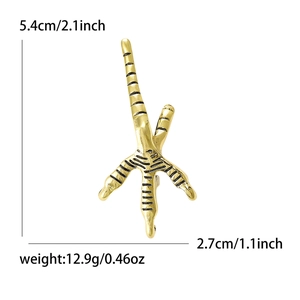 Broche griffe d'aigle dorée pour femme avec texture détaillée et dimensions
