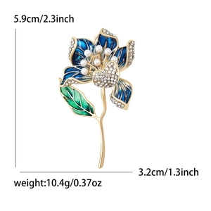 Broche hibiscus de luxe avec pétales en émail bleu, perles et cristaux sur fond blanc pur
