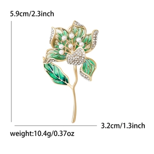 Broche hibiscus en émail vert avec perles et cristaux mesurant 5,9 cm x 3,2 cm de hauteur