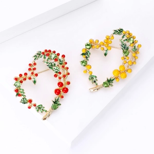Élégante Broche Couronne en Forme de Coeur en Alliage Plaqué Or Feuille d'Émail Baie Rouge Jaune Strass Bijoux de Noël pour Femme