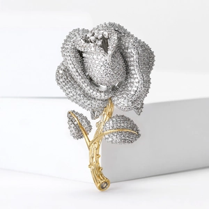 Broche élégante en forme de rose avec zircons et placage bicolore pour costume