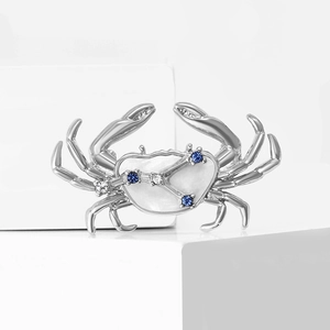 Modische Krebs Sternzeichen Brosche mit blauen Strasssteinen und silberner Oberfläche