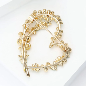 Broche cœur élégante en finition dorée avec design de vigne entrelacée et fermoir