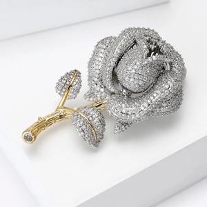 Broche rose élégante avec zircons micro-pavés et plaquage or sur socle blanc
