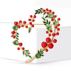Broche couronne de Noël en forme de cœur avec baies rouges et strass verts sur monture dorée