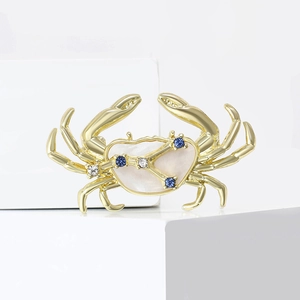 Detail einer goldenen Krabbenbrosche mit blauen und weißen Kristallen des Tierkreiszeichens Krebs