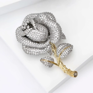 Broche rose exquise avec zircons micro-pavés et tiges dorées pour décor de costume
