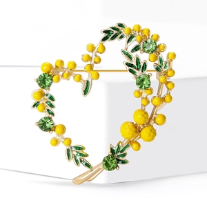 Broche cœur dorée élégante avec grappes de mimosas jaunes et feuilles en émail vert