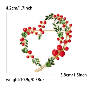 Broche cœur dorée avec baies rouges et feuilles vertes avec détail de taille 4,2 cm