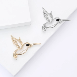 Spille minimaliste a forma di colibrì in oro e argento con design traforato ed elegante