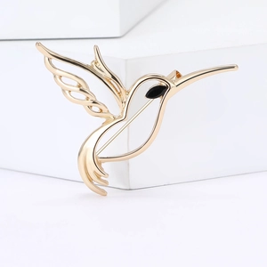 Spilla colibrì dorata lucida con pietra preziosa nera per moda femminile elegante
