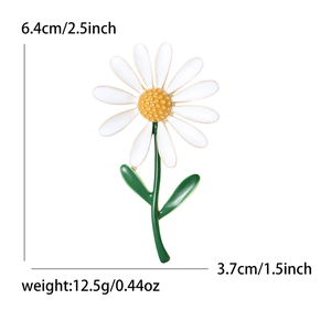 Broche marguerite émaillée aux pétales blancs et pistil jaune, taille 6,4cm sur 3,7cm