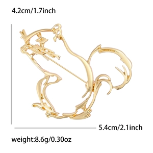 Elegant gold hollow squirrel brooch with jumping posture and product dimensions