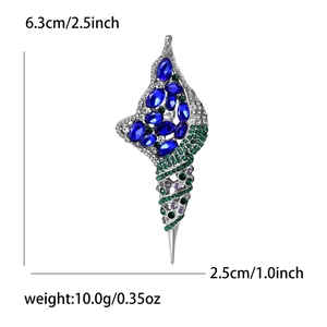 Broche coquillage argentée élégante avec gemmes bleues et cristaux verts brillants