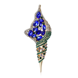 Broche en forme de coquillage doré ornée de cristaux bleus et strass multicolores