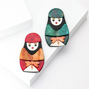 Broches poupées russes en acrylique à texture marbrée artistique avec détails de nœuds