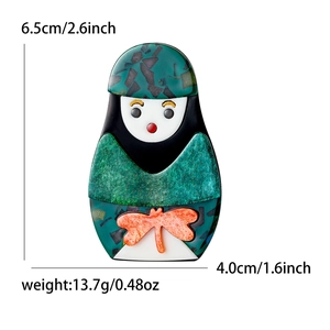 Broche Matriochka en acrylique avec paillettes vertes et motif libellule, hauteur 6.5cm