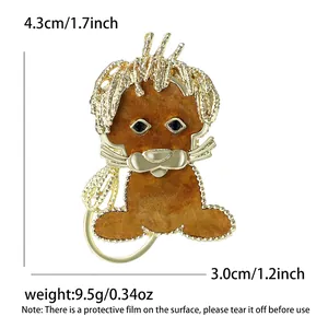 Broche lion tendance en métal doré avec émail marron, dimensions 4,3x3,0 cm