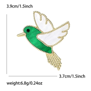 Broche colibri en émail vert et blanc avec détails dorés, taille 3,9 cm x 3,7 cm